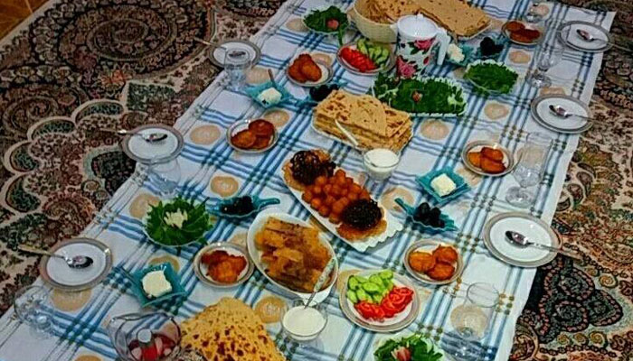 سادهزیستی بر سر سفره افطار؛ نگاهی به سیره امام علی(ع) در ماه رمضان 1 عکس شاخص سفره مهمانی